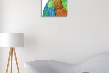 Décoration moderne avec tableau accroché sur un mur blanc